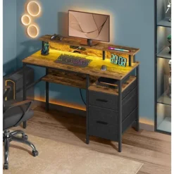 Rootz Living Kontorsmöbler>Rootz Vintage Brown skrivbord med lådor - Skrivbord - Förvaringsutrymme - Inbyggda uttag - 94,5 cm x 65 cm x 14,5 cm