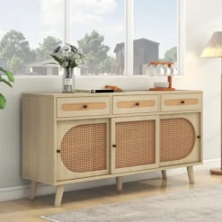 Sideboards>Skänk 140 cm tillverkad av trä med dörrar i PE-rotting, 3 skjutdörrar & 3 lådor, med justerbara hyllor