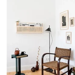 Hyllor>Väggmonterat tidningsställ i trä med rottingfilhållare, hängande filställ, rottingbokhylla, postorganisatör i trä