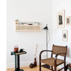 Hyllor>Väggmonterat tidningsställ i trä med rottingfilhållare, hängande filställ, rottingbokhylla, postorganisatör i trä